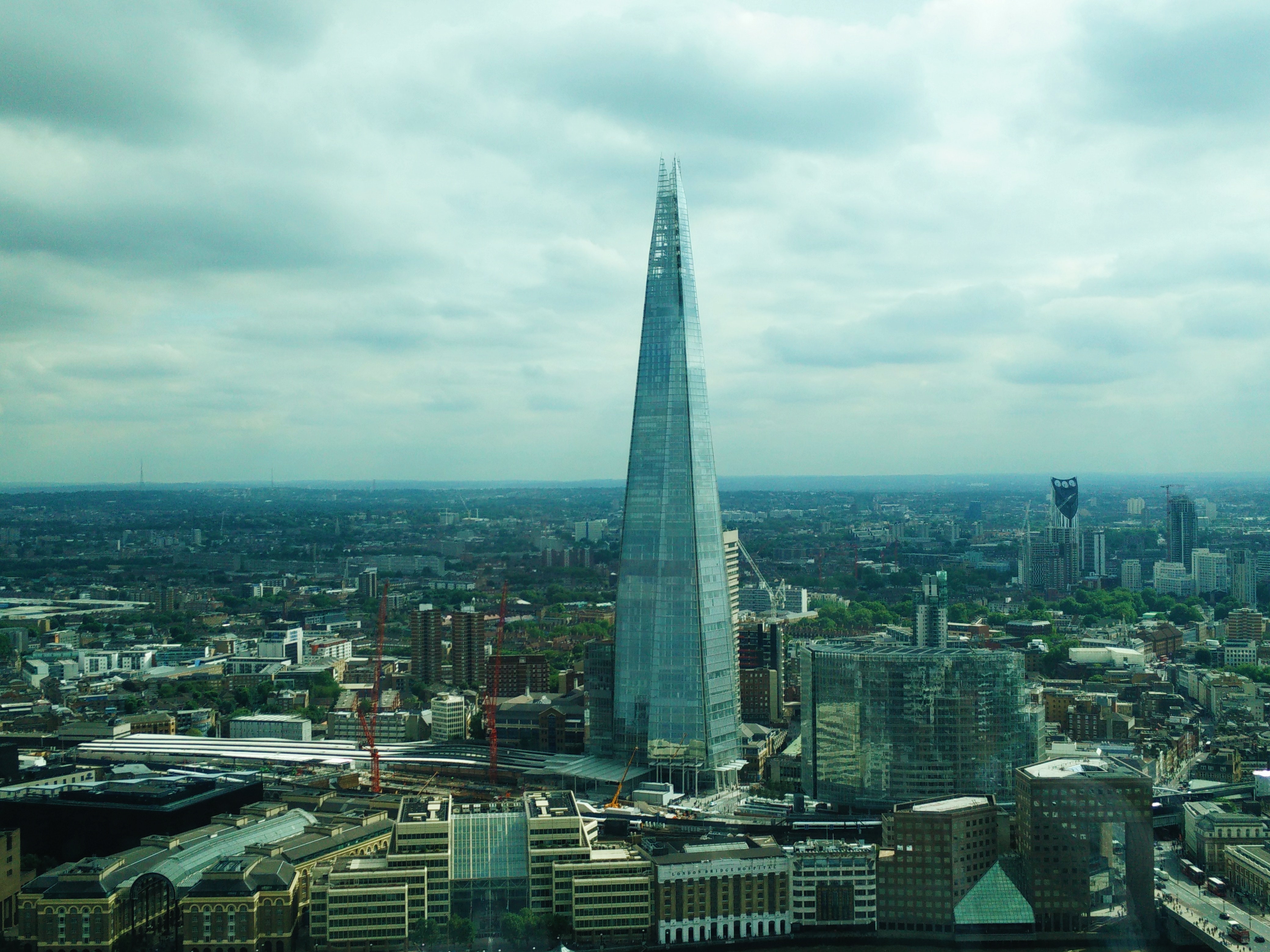 The shard london. The Shard в Лондоне. Небоскреб the Shard. The Shard (Лондон, Ренцо пиано, 2012). Лондон небоскреб стилет.